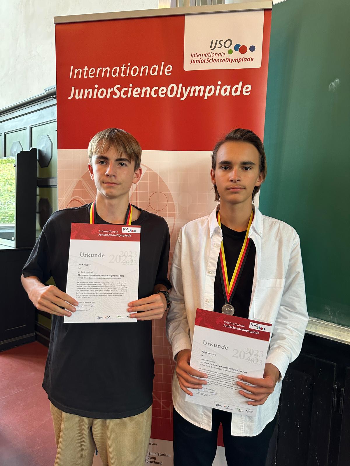 Peter Mecserik und Nick Vogler mit ihren Urkunden beim Bundesfinale der Internationalen Junior Science Olympiade
