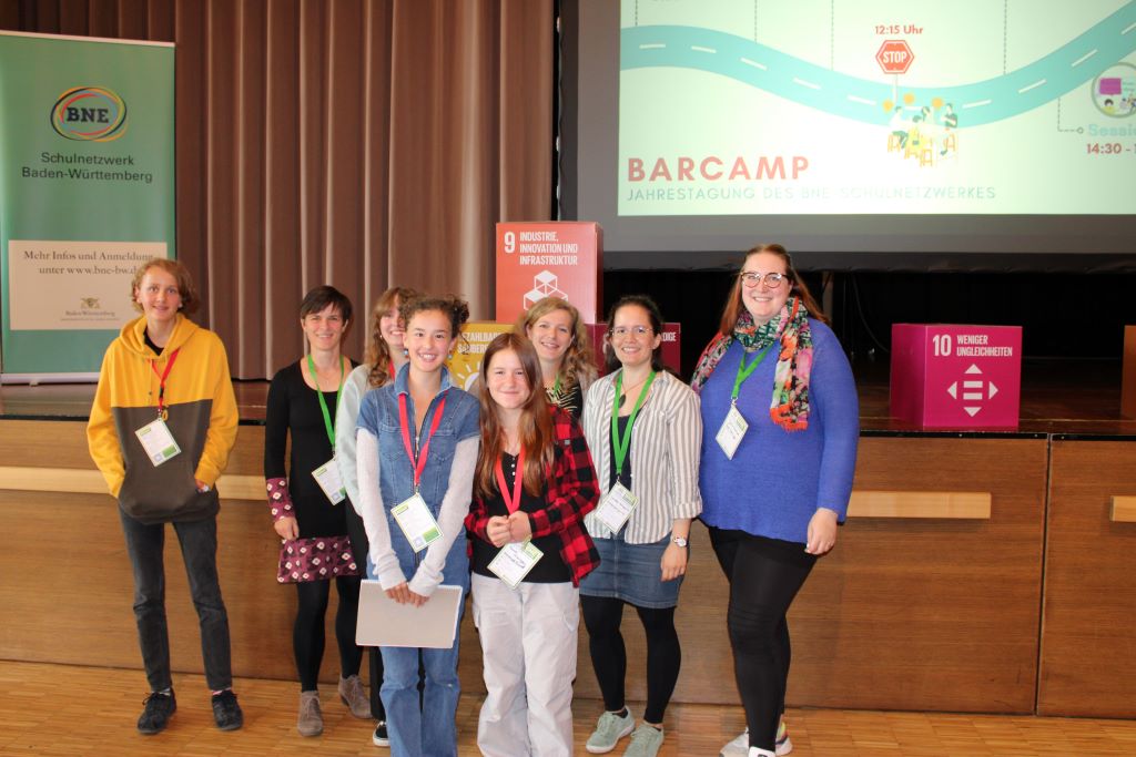 Josien Blum, Mara Eppel und Sarah Hilzinger, die Vertreterin von Schule-ohne-Rassismus, Madeleine Krause sowie das Kolleginnenteam Lara Bühner, Katharina Kaltenbach, Julia Kneisel und Carlotta Schipplick bei der BNE-Netzwerktagung